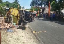 Di Gunungkidul Truk Fuso Timpa Warung Bakmi