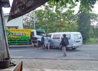 Tabrakan Beruntun, Pengemudi Carry Terjepit Body Kendaraan