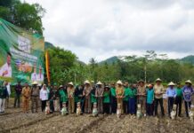 Menteri Pertanian Menanam Kedelai Bersama Warga Gunungkudul