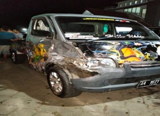 Dua Grand Max Bertabrakan, Belasan Penumpang Luka-Luka