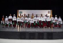 Ratusan Siswa SD Menerima Beasiswa