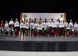 Ratusan Siswa SD Menerima Beasiswa