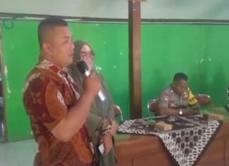 Anggota Polisi Berpangkat Bripka Menangis di Depan Masyarakat, Lantaran Dipindah Tugas