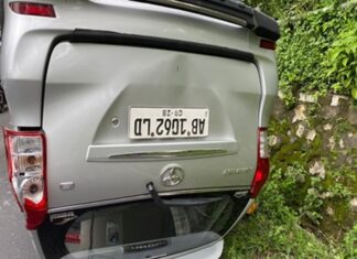 Di Gunungkidul Toyota Avanza Terbalik Pasca Tabrak Pembatas Jalan