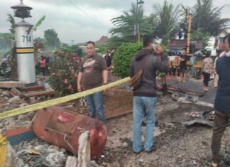 BREAKING NEWS: Kereta Api Taksaka Hantam Truk Molen