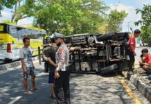 Hindari Kendaraan Lain, Truk Bok Terguling