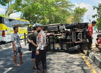 Hindari Kendaraan Lain, Truk Bok Terguling