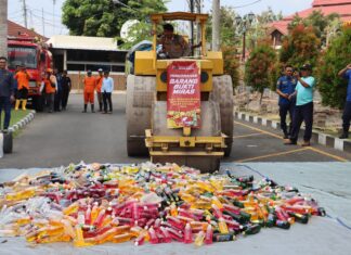 Minuman Keras Berbagai Merek Dimusnahkan Polisi