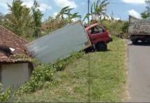 Gagal Melewati Tanjakan, Truk Bok Bermuatan Sembako Timpa Bangunan Balai Padukuhan
