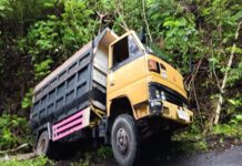 Truk Pengangkut Pasir Terguling di Bantul