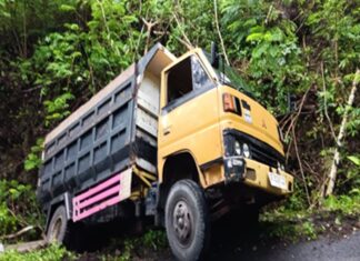 Truk Pengangkut Pasir Terguling di Bantul