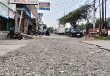Warga Keluhkan Jalan Rusak di Kawasan Ruko Kranggan Permai