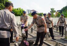 Satbrimob Polda DIY Ziarah ke Makam Pahlawan dan Sunatan