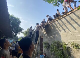 Samapta Polda DIY Bantu Renovasi Atap Rumah Warga