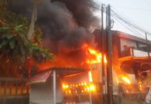 Paparan Asap Pasca Toko Pertanian Terbakar, 12 Warga dan 1 Tenaga Medis Dievakuasi