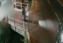 Viral! Sejumlah Pengendara Motor Ayunkan Celurit