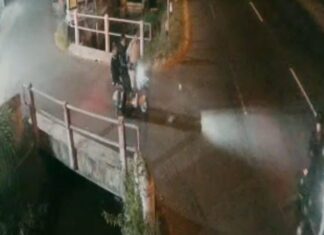 Viral! Sejumlah Pengendara Motor Ayunkan Celurit