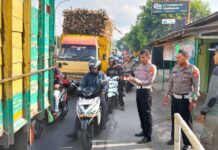 Motor Vs Truk, Dua Orang Dilarikan ke Rs