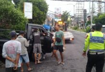 Kecelakaan di Jalan Affandi Melibatkan adua Kendaraan Roda Empat dan Tiga Sepeda Motor