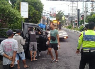 Kecelakaan di Jalan Affandi Melibatkan adua Kendaraan Roda Empat dan Tiga Sepeda Motor