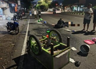 Terobos Lampu Merah Pemotor Tabrak Gerobak Dorong