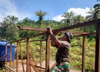 TNI Bangun MCK bagi Pengungsi di Tapanuli Selatan