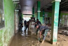 TNI Bersihkan Puskesmas Terdampak Banjir di Aceh Tamiang
