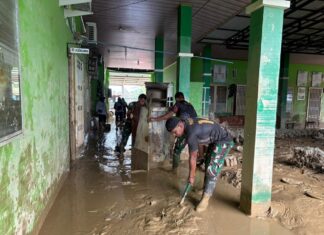 TNI Bersihkan Puskesmas Terdampak Banjir di Aceh Tamiang