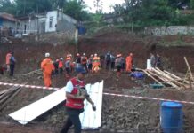 Breaking News! Enam Orang Tertimbun Reruntuhan Tembok