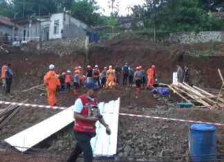 Breaking News! Enam Orang Tertimbun Reruntuhan Tembok