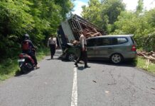 Tak Kuat Nanjak, Truk Muatan Kayu Hantam Livina