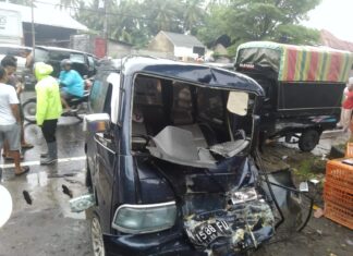 Lima Kendaraan Roda Empat dan Satu Sepeda Motor Alami Tabrakan Beruntun