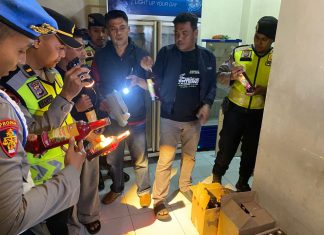 Outlet 23 Digeledah, Puluhan Botol Minuman Beralkohol Berbagai Merek Disita Polisi