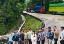 Berfoto di Tikungan Situnjau Lauik, Rombongan Arteria Dahlan Dirujak Nitizen
