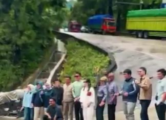 Berfoto di Tikungan Situnjau Lauik, Rombongan Arteria Dahlan Dirujak Nitizen