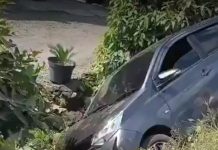 Mobil Calya Nyungsep di Selokan Mataram