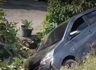 Mobil Calya Nyungsep di Selokan Mataram