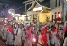 Ratusan Remaja Masjid Agung AL Hikmah Tanjungpinang Pawai Obor Peirngati 1 Muharram