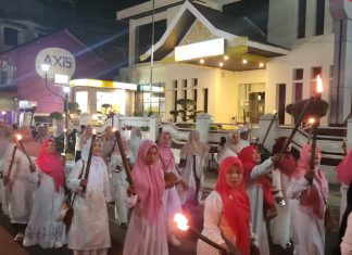Ratusan Remaja Masjid Agung AL Hikmah Tanjungpinang Pawai Obor Peirngati 1 Muharram