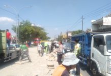 Truk Muatan Semen Terguling di Ring Road Selatan