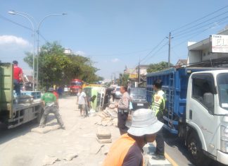 Truk Muatan Semen Terguling di Ring Road Selatan