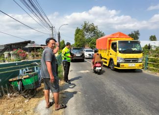 Pesepeda Onthel Tewas Terlindas Truk Box