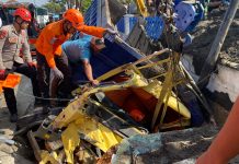 Alami Kecelakaan, Dua Korban Terjepit Kabin Truk
