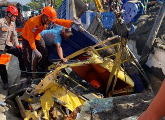 Alami Kecelakaan, Dua Korban Terjepit Kabin Truk