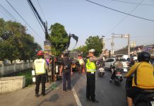 Putar Balik, Bus Pariwisata Hantam Mobil Pickup
