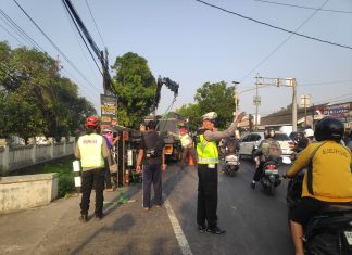 Putar Balik, Bus Pariwisata Hantam Mobil Pickup