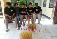 Polisi Amankan 5 Orang Berikut Puluhan Botol Ciu