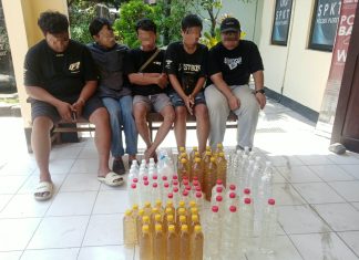 Polisi Amankan 5 Orang Berikut Puluhan Botol Ciu